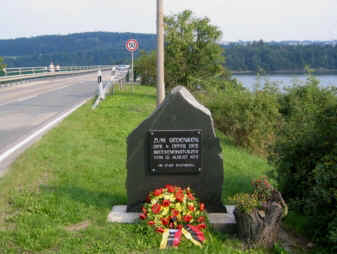 Gedenkstein an der Talsperrenbrücke