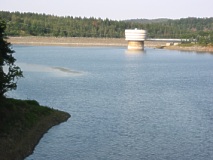 Staudamm und Wasserentnahmeturm
